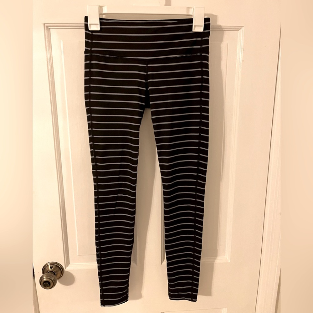 XS Athleta black/grey striped 7/8th leggings